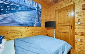 1 bedroom, travel cot, free WiFi, bed sheets