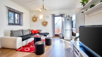 Smart TV, lareira, pebolim, mesa de pingue-pongue