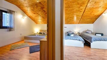 2 quartos, berço de viagem, Wi-Fi de cortesia, roupa de cama