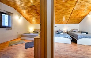 2 bedrooms, travel cot, free WiFi, bed sheets