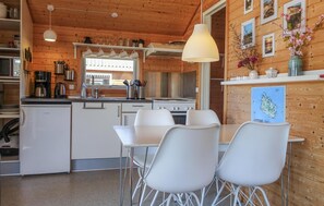 ثلاجة، موقد طهي مسطح، ماكينة لصنع القهوة/الشاي