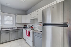 雪櫃、微波爐、焗爐、爐具