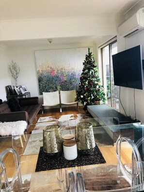 Smart TV, Netflix, ping pong, streaming services - Coastal Sanctuary (The Junction)