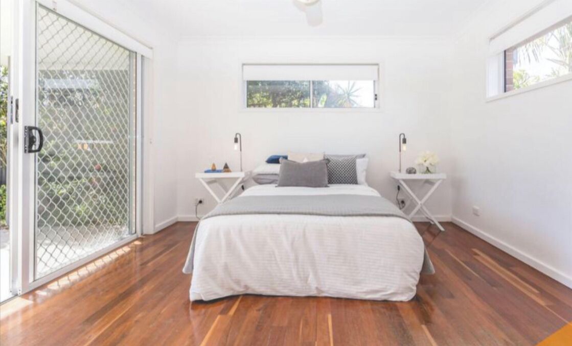 4 bedrooms, desk, WiFi, bed sheets