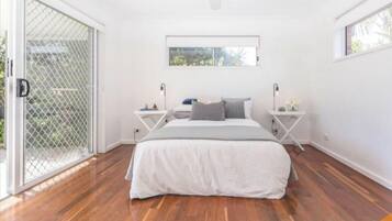 4 bedrooms, desk, WiFi, bed sheets