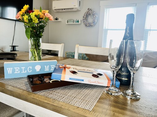 Ocean Breeze -Dog Friendly Cottage Steps 2 Beach Sleeps 6 - 100 yards to Beach!