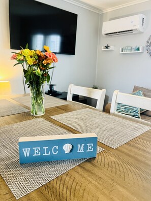 Interior - Ocean Breeze -Dog Friendly Cottage Steps 2 Beach Sleeps 4 - 100 yards to Beach! (Hampton)