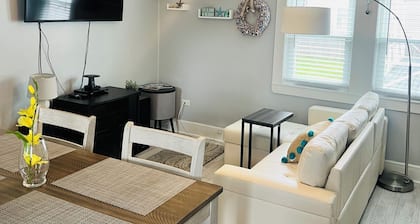 Ocean Breeze -Dog Friendly Cottage Steps 2 Beach Sleeps 6 - 100 yards to Beach!