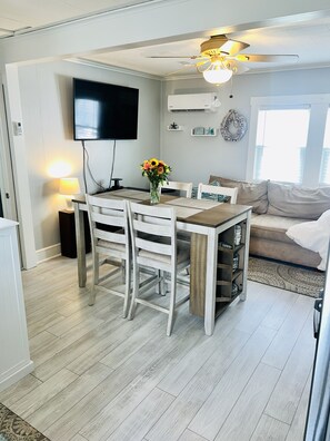 Dining - Ocean Breeze -Dog Friendly Cottage Steps 2 Beach Sleeps 4 - 100 yards to Beach! (Hampton)
