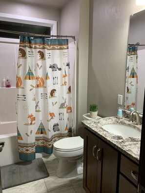 Ensemble douche/baignoire, sĂšche-cheveux, serviettes fournies, savon