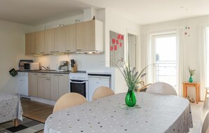 Køleskab, kogeplade, opvaskemaskine