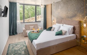 4 chambres, coffres-forts dans les chambres, lit parapluie