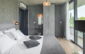 4 chambres, coffres-forts dans les chambres, lit parapluie