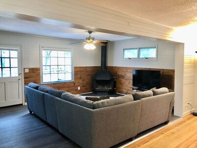 2 Bedroom Cottage, large front yard, pets welcome, great location