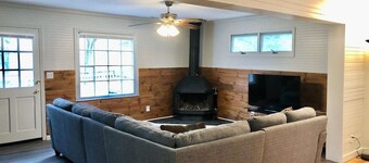 2 Bedroom Cottage, large front yard, pets welcome, great location