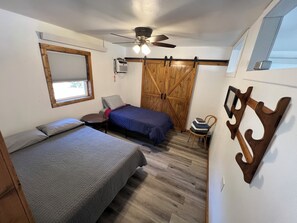 3 bedrooms, free WiFi, bed sheets - Honey Hole Hideaway (Pierpont)