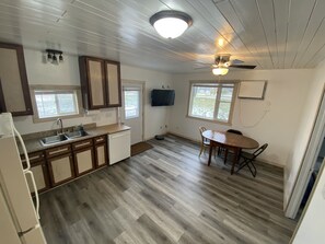 Fridge, microwave, oven, stovetop - Honey Hole Hideaway (Pierpont)