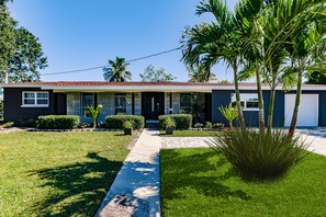 Exterior - WATERFRONT MODERN 4/2 FLORIDA HOME POOL BOAT DOCK AND LIFT DIRECT GULF ACCESS (Port Charlotte)