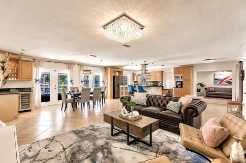 WATERFRONT MODERN 4/2 FLORIDA HOME POOL BOAT DOCK AND LIFT DIRECT GULF ACCESS