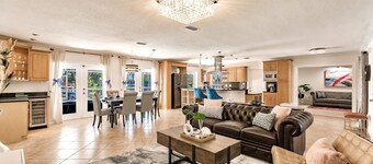 WATERFRONT MODERN 4/2 FLORIDA HOME POOL BOAT DOCK AND LIFT DIRECT GULF ACCESS