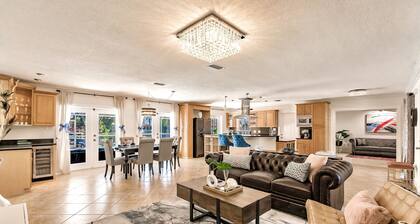 WATERFRONT MODERN 4/2 FLORIDA HOME POOL BOAT DOCK AND LIFT DIRECT GULF ACCESS