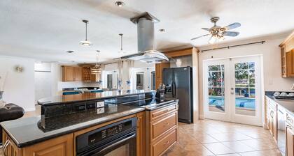 WATERFRONT MODERN 4/2 FLORIDA HOME POOL BOAT DOCK AND LIFT DIRECT GULF ACCESS