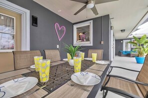 Dining - WATERFRONT MODERN 4/2 FLORIDA HOME POOL BOAT DOCK AND LIFT DIRECT GULF ACCESS (Port Charlotte)