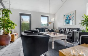 TV, fireplace, stereo