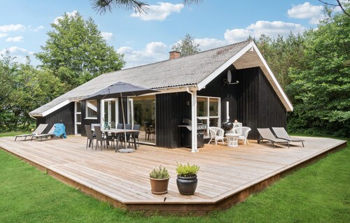 Awesome home in Aakirkeby with WiFi