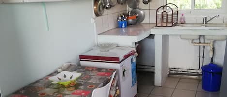 Een koelkast, een microgolfoven, een oven, een kookplaat