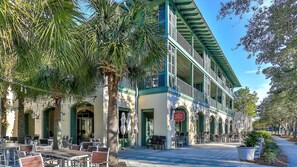 Outdoor dining - 30A/GRAYTON BEACH HOME WITH 6-PASSENGER GOLF CART, POOL, BIKES, PADDLE BOARDS (Santa Rosa Beach)