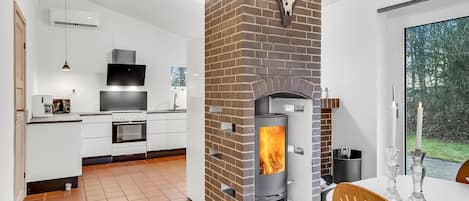 Een koelkast, een oven, een kookplaat, een vaatwasser