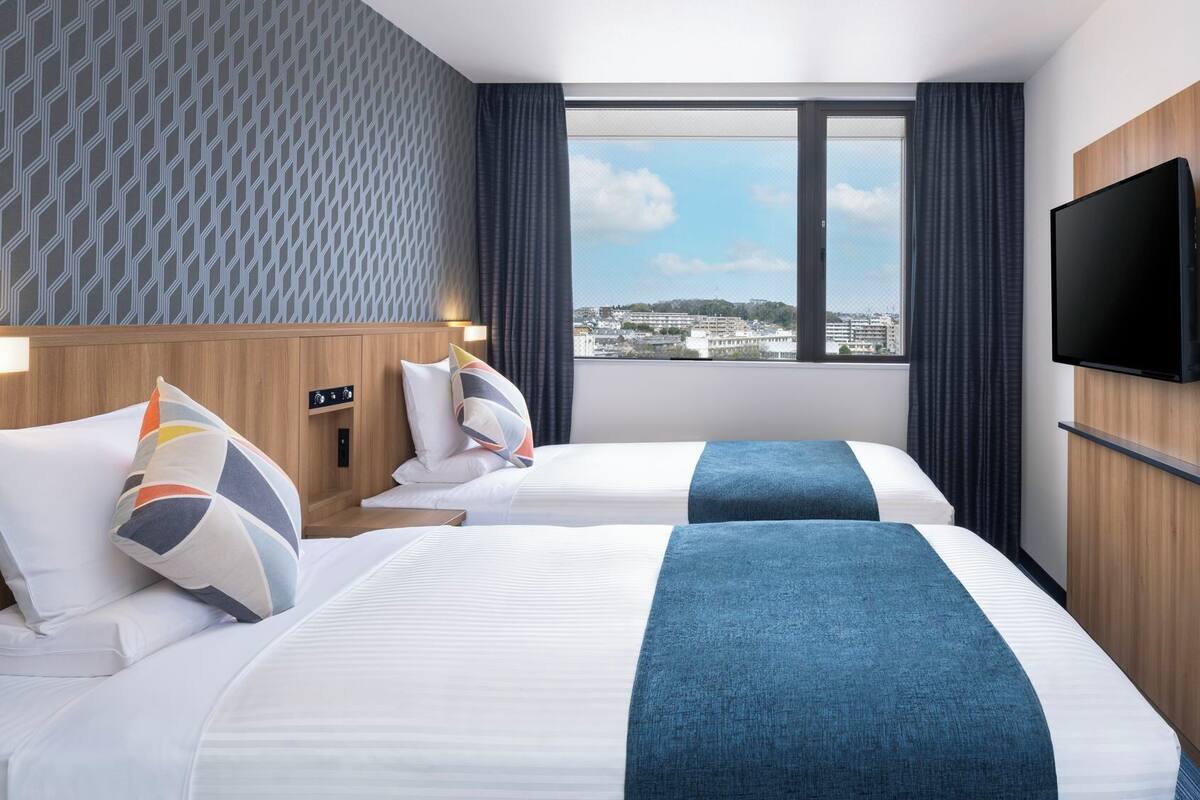 Down comforters, in-room safe, desk, WiFi (free)