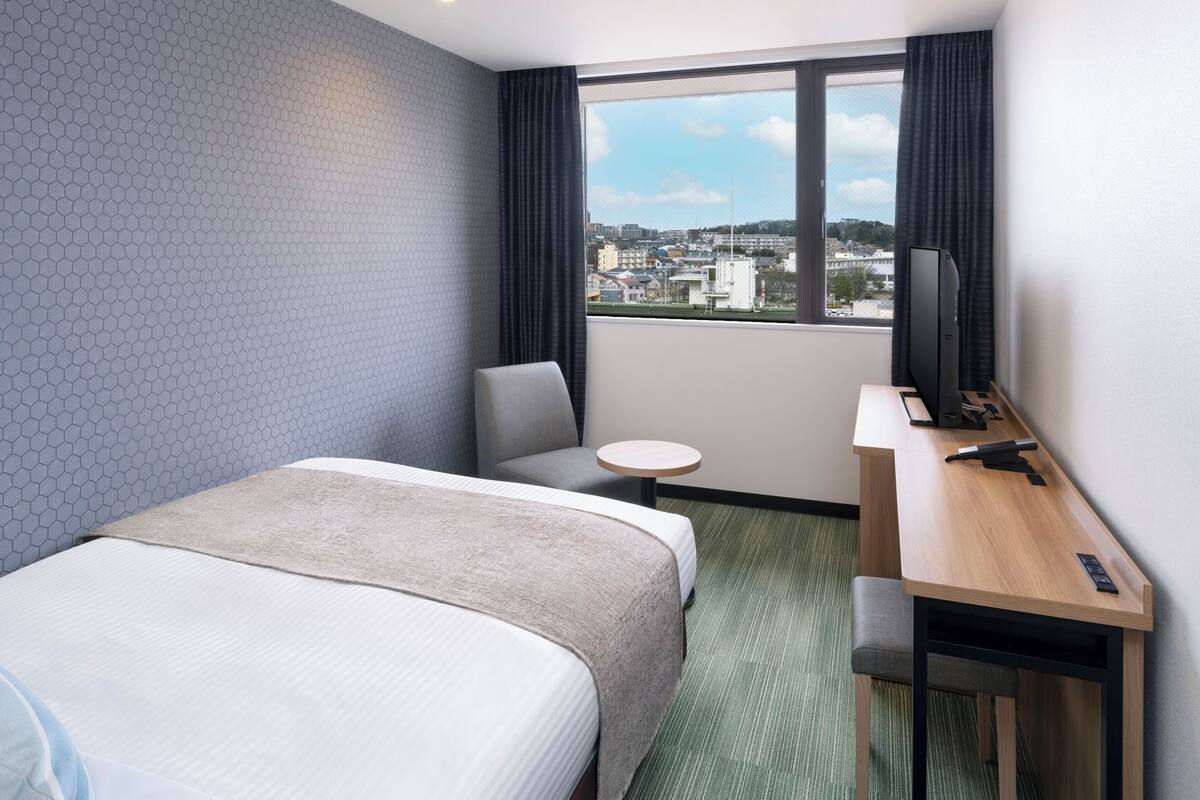 Down comforters, in-room safe, desk, WiFi (free)