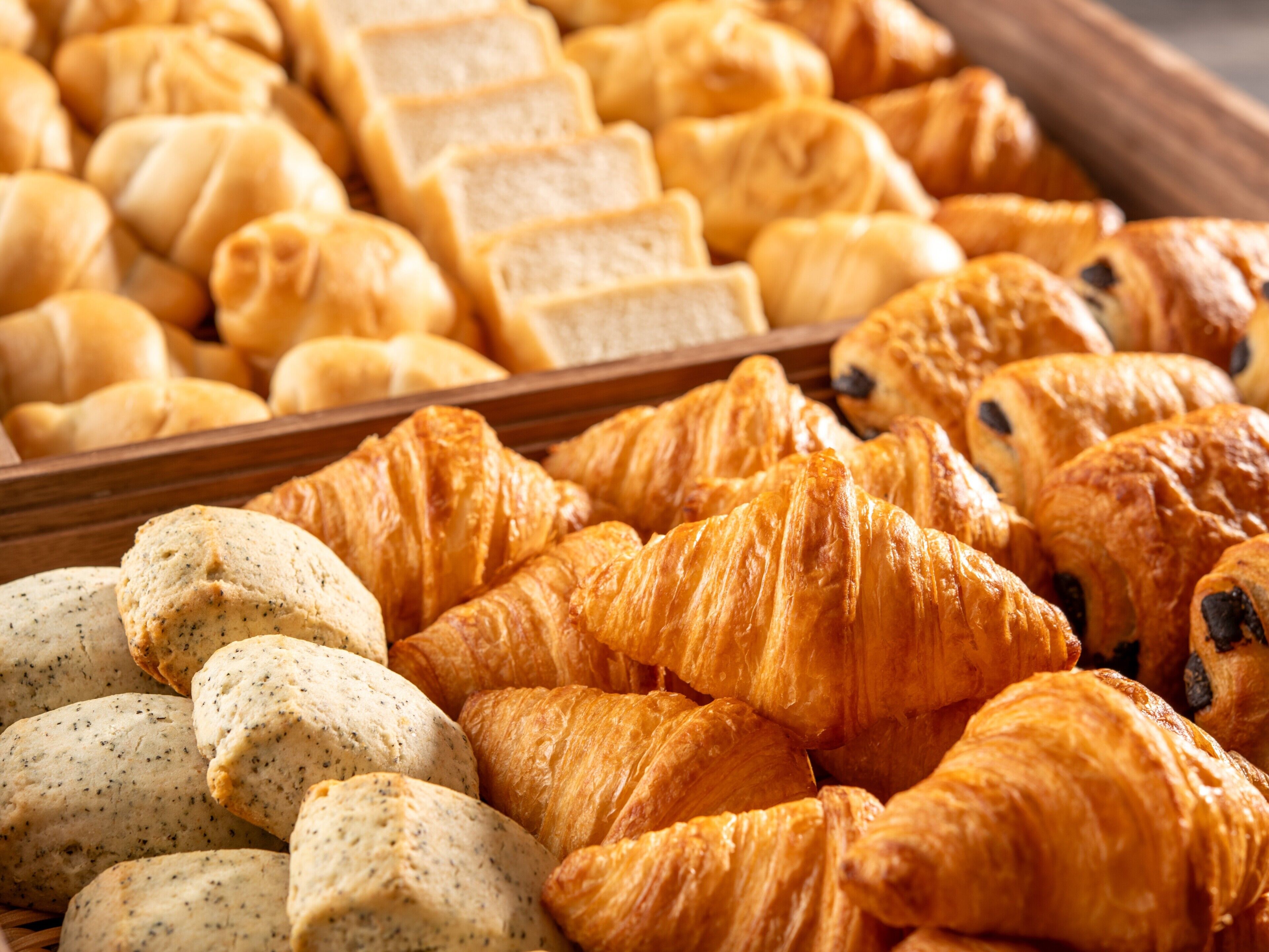 Et udvalg af friskbagte varer, blandt andet brød og croissanter.
