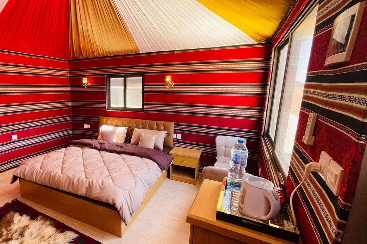 Tienda de campaña Deluxe, 1 cama King size | Decoración personalizada, muebles diferentes y wifi gratis