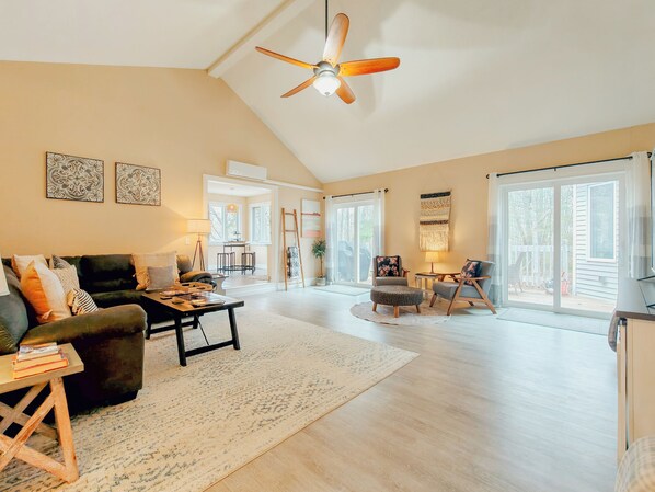 Smart TV, music library, video library, stereo