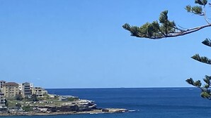 Une vue sur la côte, avec un ensemble de bâtiments et un ciel bleu dégagé.