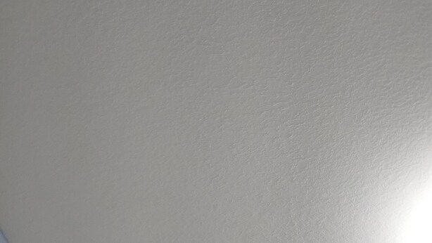 Teto simples com luminária.