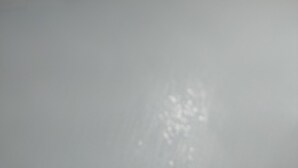 Paredes simples e sem adornos, com textura discreta.