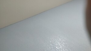 Um close-up de uma superfície texturizada com uma costura diagonal.