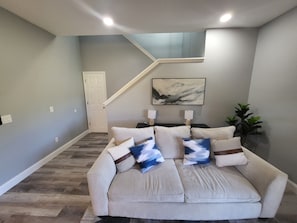 Living area - Unique Luxury 4 bedrooms Opulent Oasis centrally located!! (Davenport)