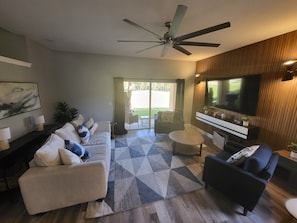 Living area - Unique Luxury 4 bedrooms Opulent Oasis centrally located!! (Davenport)