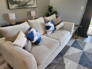 Living area - Unique Luxury 4 bedrooms Opulent Oasis centrally located!! (Davenport)