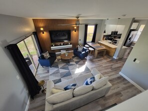 Living area - Unique Luxury 4 bedrooms Opulent Oasis centrally located!! (Davenport)