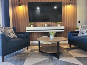 Living area - Unique Luxury 4 bedrooms Opulent Oasis centrally located!! (Davenport)