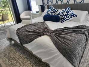 Room - Unique Luxury 4 bedrooms Opulent Oasis centrally located!! (Davenport)