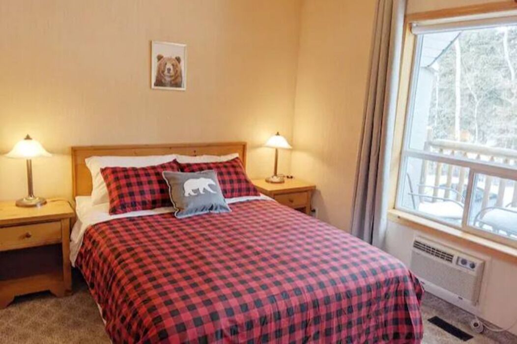 2 habitaciones, escritorio y tabla de planchar con plancha 