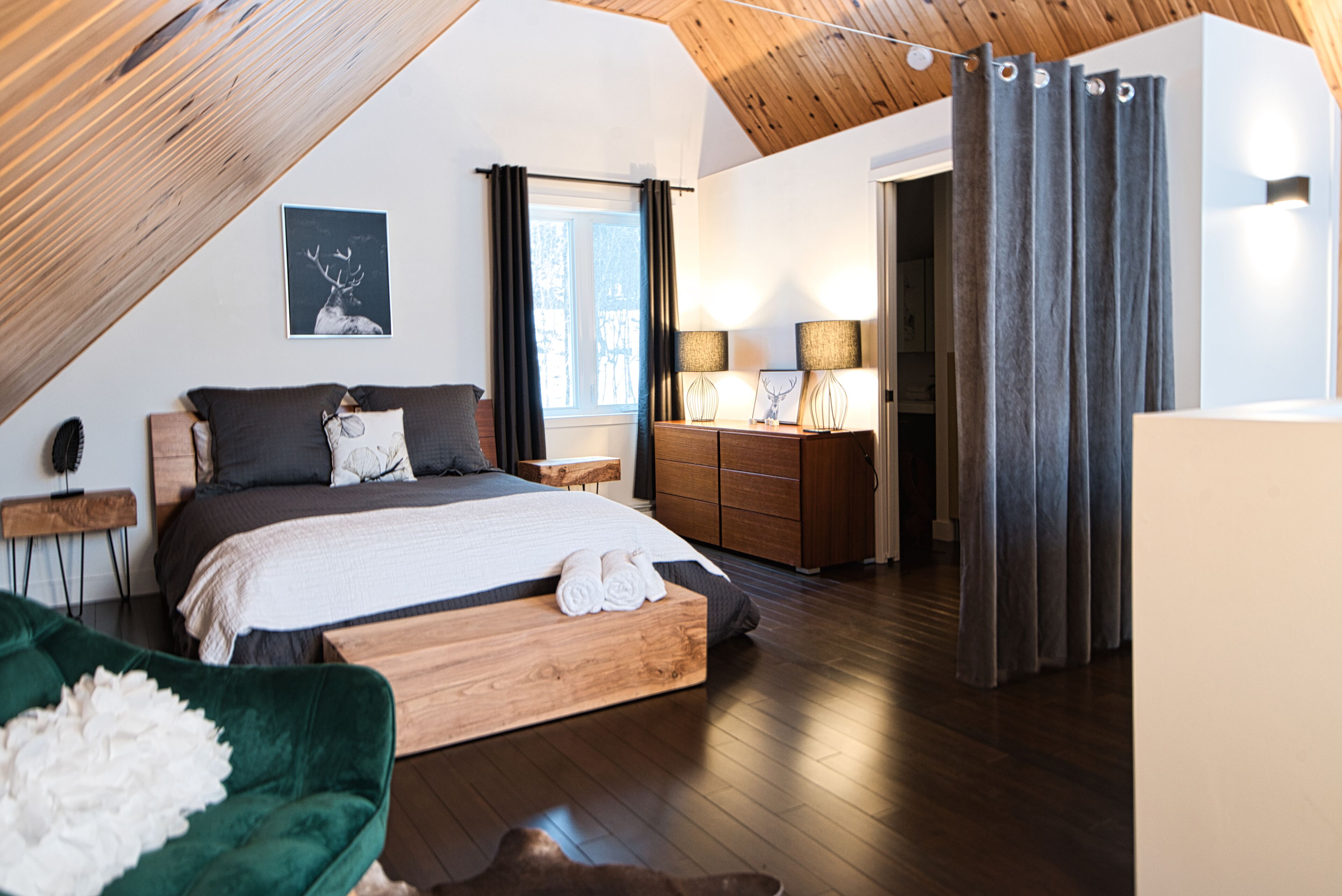 3 bedrooms, desk, iron/ironing board, travel cot