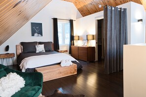 3 bedrooms, desk, iron/ironing board, travel crib